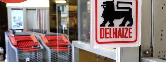 Shopping trolleys are placed to block the entrance of a Delhaize supermarket during a strike in Brussels June 11, 2014. Belgian supermarket chain Delhaize will cut up to 2,500 jobs at its Belgian operations over the next three years, about 15 percent of its workforce there, to restore margins hit by high wage costs and tough competition, it said on Wednesday.  REUTERS/Francois Lenoir (BELGIUM - Tags: BUSINESS EMPLOYMENT LOGO)