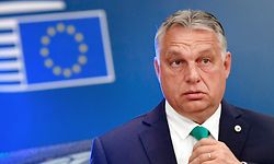 ARCHIV - 17.07.2020, Belgien, Brüssel: Ungarns Ministerpräsident Viktor Orban trifft zum EU-Gipfel im Gebäude des Europäischen Rates ein. Orban hat mit seiner Fidesz-Partei den Bruch mit der Europäischen Volkspartei vollzogen. Foto: John Thys/AFP Pool/AP/dpa +++ dpa-Bildfunk +++