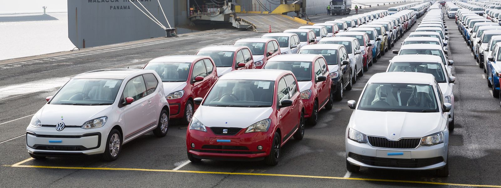 Fahrzeuge des Volkswagen-Konzerns stehen im Hafen von Emden zur Verschiffung bereit. 