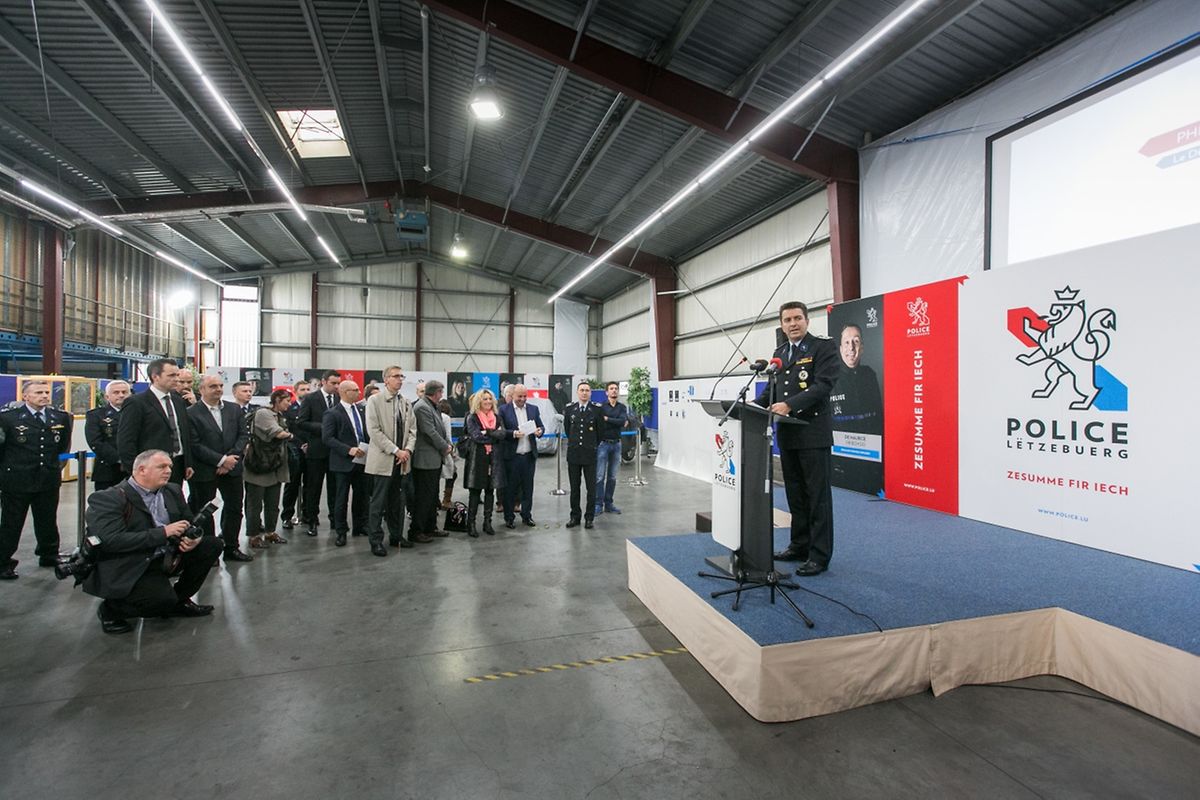 Bis März 2018 sollen 220 Fahrzeuge und 60 Motorräder, die Kommissariatsschilder, die Polizeidokumente und die Kleidung der rund 2.000 Polizisten an die neue „Corporate identity“ angepasst werden. 