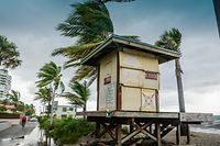 31.08.2019, USA, Hollywood Beach: Der Wind weht am Hollywood Beach, als sich der Ort auf das Eintreffen des Hurrikans vorbereitet. Den Menschen in Florida schöpfen Hoffnung: Der extrem gefährliche Hurrikan «Dorian» hat seinen Kurs geändert und wird wahrscheinlich nicht mehr direkt auf die Ostküste des US-Bundesstaates treffen. Foto: Roger Edelman/ZUMA Wire/dpa +++ dpa-Bildfunk +++