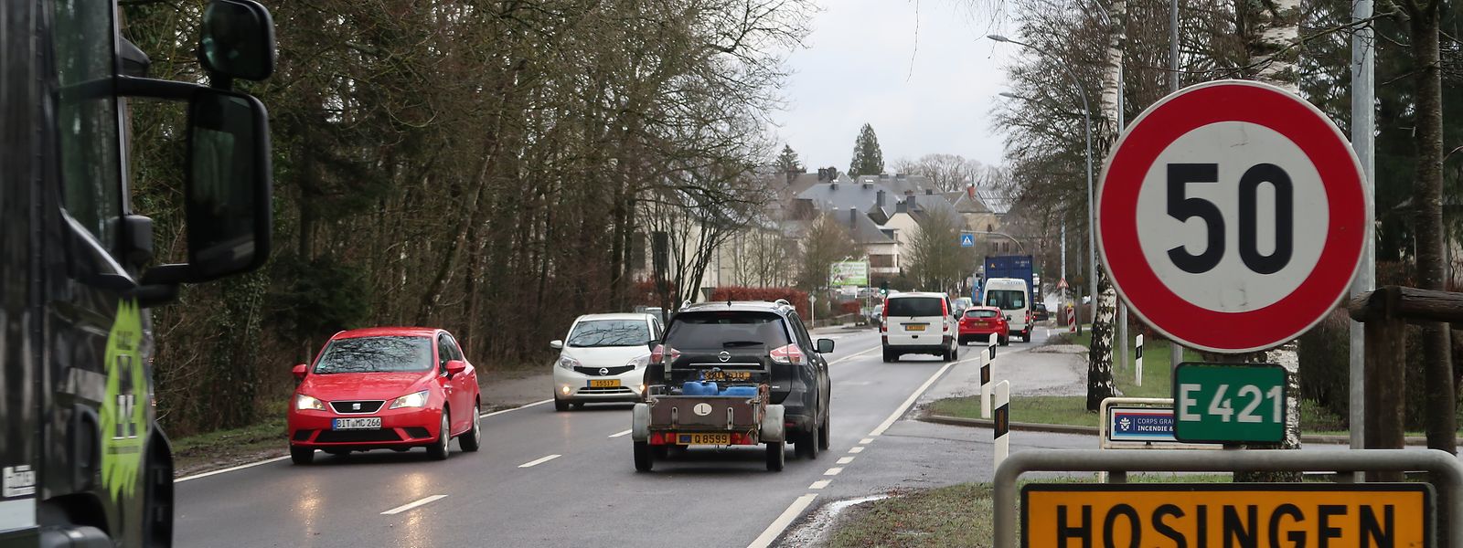 Nach der Inbetriebnahme der Umgehungsstraße wird die Ortsdurchfahrt von Hosingen, wo täglich rund 20.000 Fahrzeuge passieren, zurückgebaut. Auch wird eine Fahrradpiste angelegt und eine Geschwindigkeitsbegrenzung von 30 Kilometern pro Stunde eingeführt.
