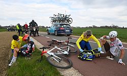 18.04.2021, Niederlande, Berg en Terblijt: Radsport: UCI WorldTour, Amstel Gold Race, Valkenburg - Berg en Terblijt (218,36 km), Eintagesrennen: Sylvain Moniquet (l) aus Belgien vom Team Lotto Soudal und Bob Jungels aus Luxemburg vom Team ag2r Citroën werden nach einem Sturz betreut. Foto: Eric Lalmand/BELGA/dpa +++ dpa-Bildfunk +++