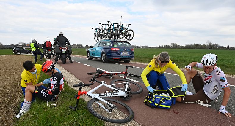18.04.2021, Niederlande, Berg en Terblijt: Radsport: UCI WorldTour, Amstel Gold Race, Valkenburg - Berg en Terblijt (218,36 km), Eintagesrennen: Sylvain Moniquet (l) aus Belgien vom Team Lotto Soudal und Bob Jungels aus Luxemburg vom Team ag2r Citroën werden nach einem Sturz betreut. Foto: Eric Lalmand/BELGA/dpa +++ dpa-Bildfunk +++