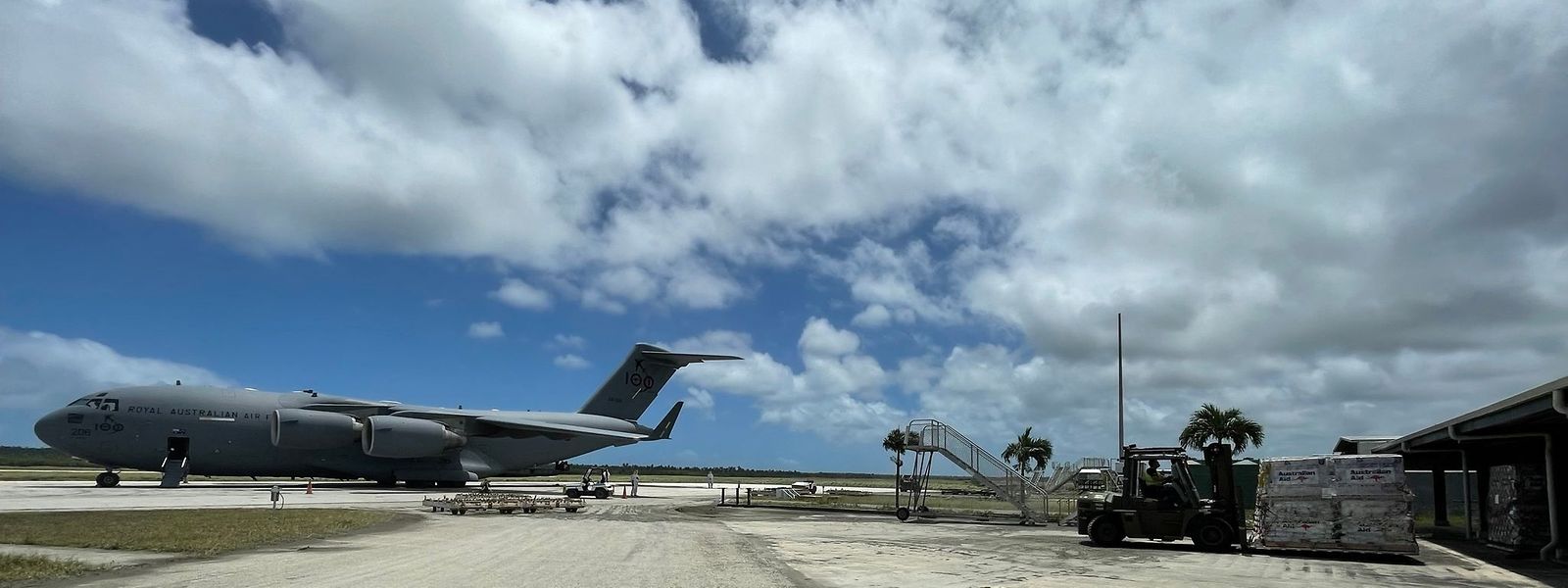 Aeroporto de Tonga recebe ajuda humanitária após erupção do vulcão.