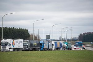 Les chauffeurs routiers bloquent la sortie 25 sur la E411 à Libramont.