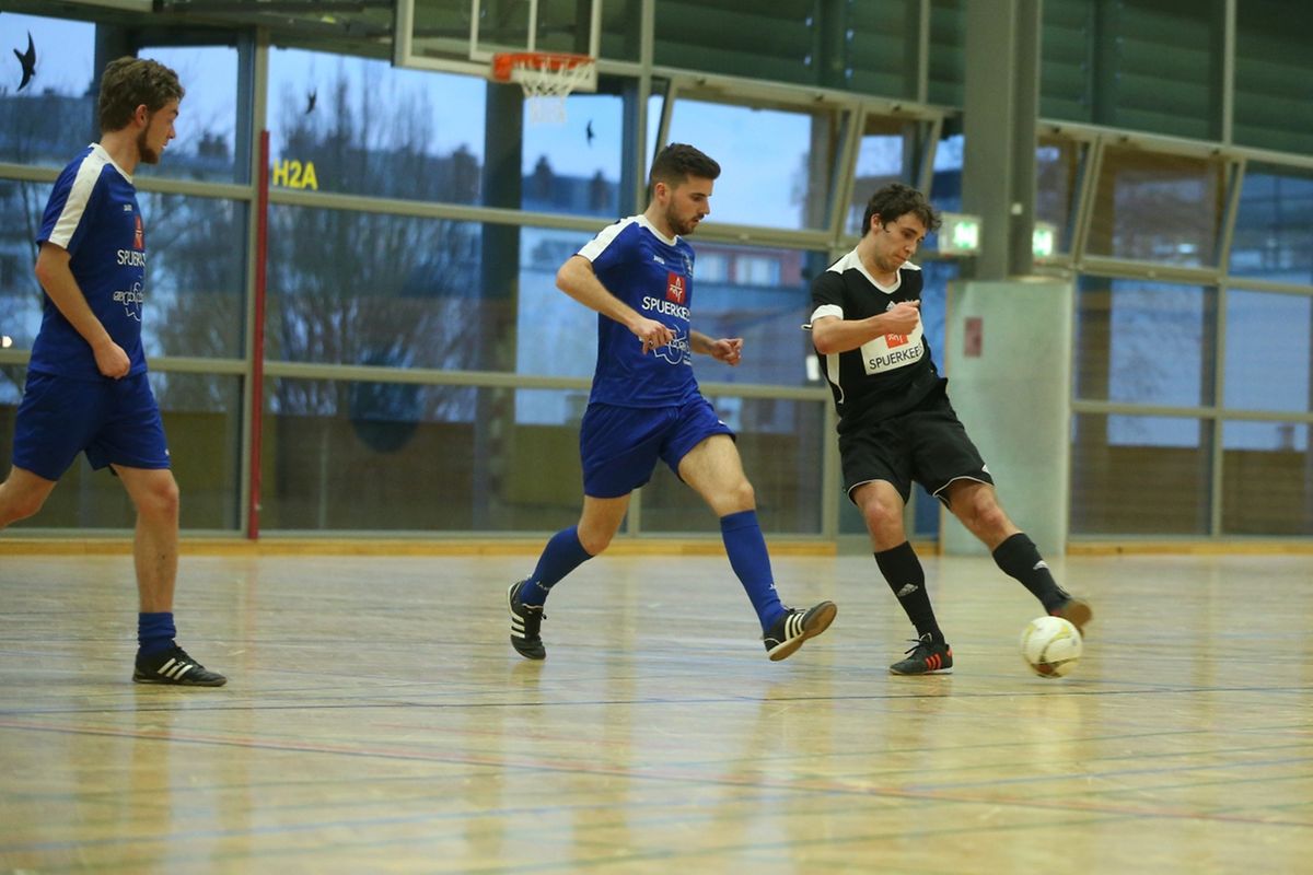 Strasbourg (blau) gegen Brüssel (schwarz).