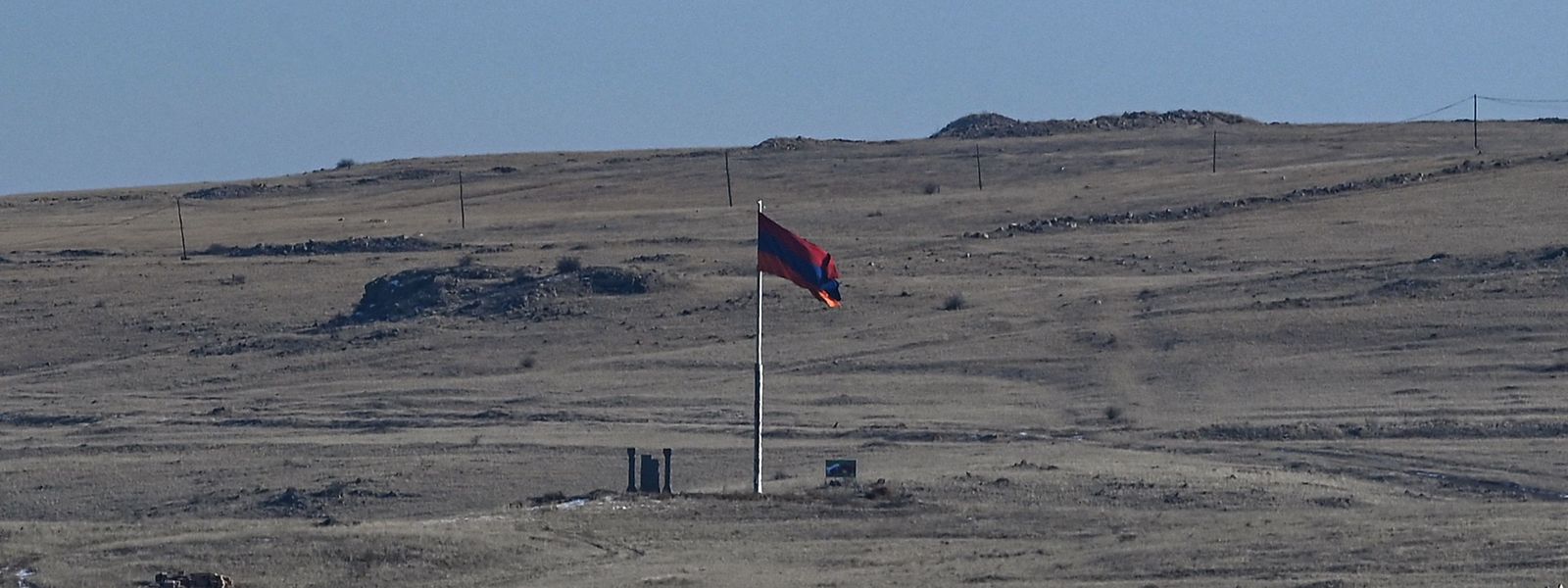 Foto de uma bandeira da Arménia, junto à fronteira com a Turquia