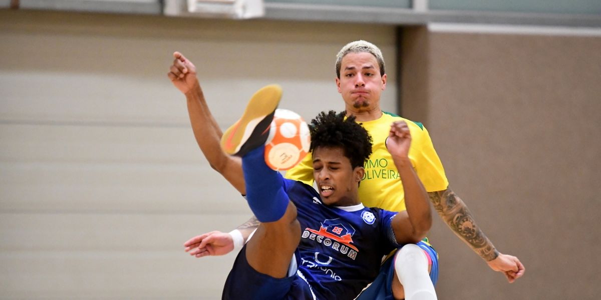 Alex Gonçalves pressé par Jordan Afoun mais l'US Esch a écarté le Samba 7 Futsal Niederkorn. 
