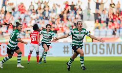 A jogadora do Sporting, Joana Marchão, festeja o golo frente ao Benfica durante o Jogo Solidário por Moçambique, no Estádio do Restelo.