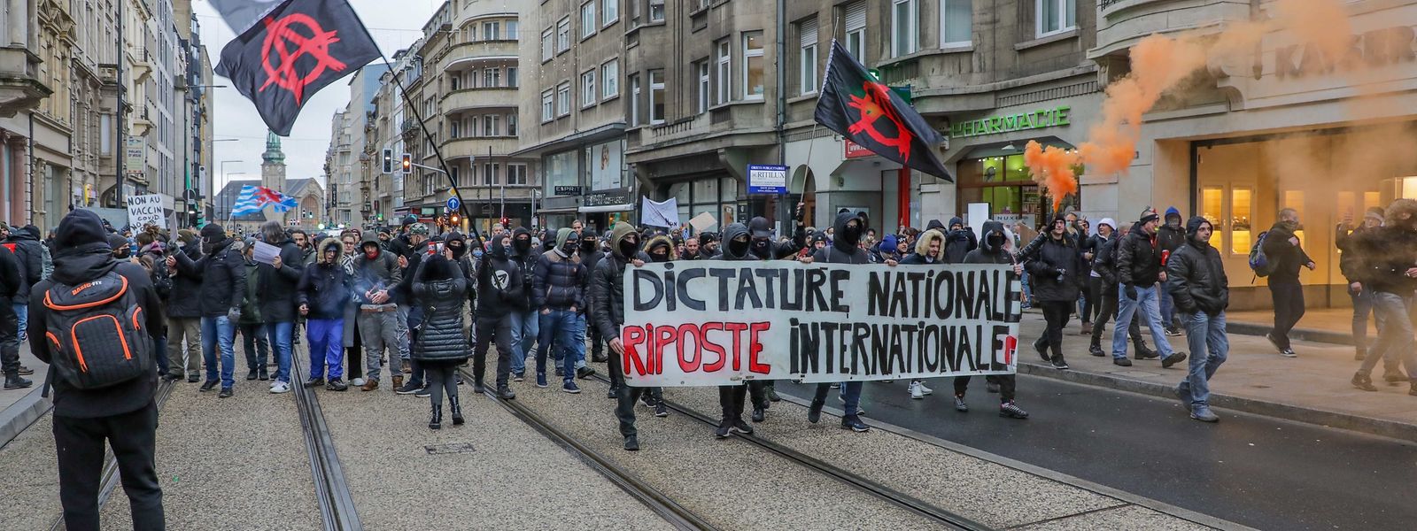 An der nicht angemeldeten Demonstration nahmen am Samstag auch Krawalltouristen aus Frankreich teil. Die Männer trugen Flaggen mit Anarchie-Zeichen und ein großes Banner vor sich her.