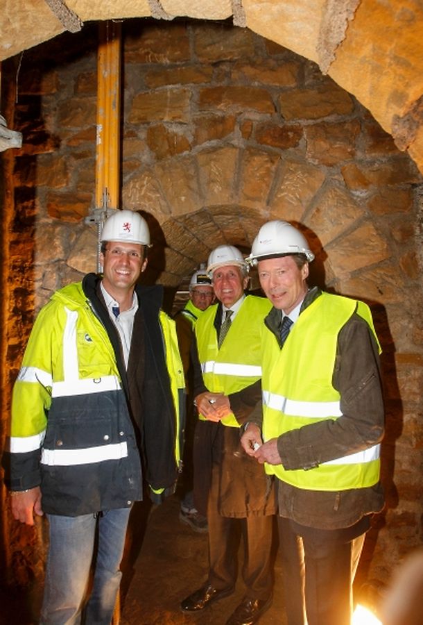 Großherzog Henri besichtigt die Sanierung des Pont Adolphe. 