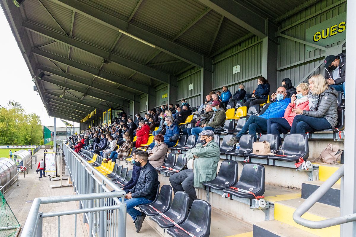Erstmals waren wieder Zuschauer erlaubt, wie hier in Niederkorn beim Derby.
 