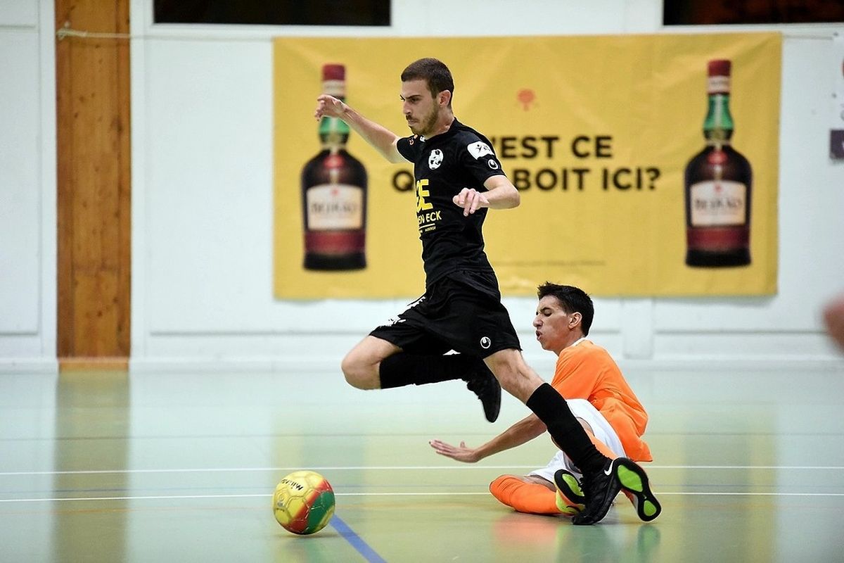 Joao Soares et l'Amicale Clervaux Futsal (en orange) ont posé des problèmes à Rafael dos Reis (Samba 7 ALSS).