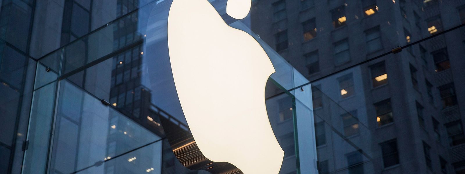 Stolz prangt das Apple-Logo am Apple-Store an der New Yorker Fifth Avenue.
