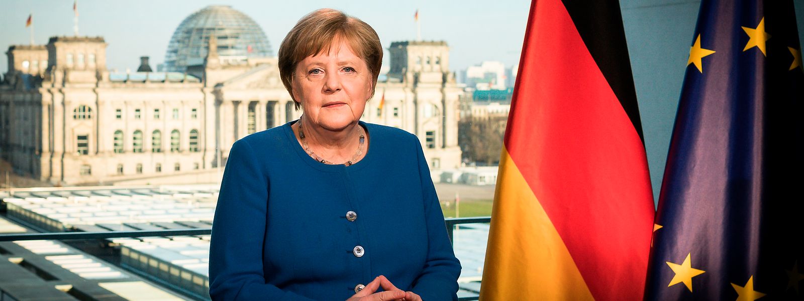 Ein eher seltenes Bild: Bundeskanzlerin Angela Merkel (CDU)  bei der Fernsehansprache im Bundeskanzleramt zum Verlauf der Corona-Pandemie.