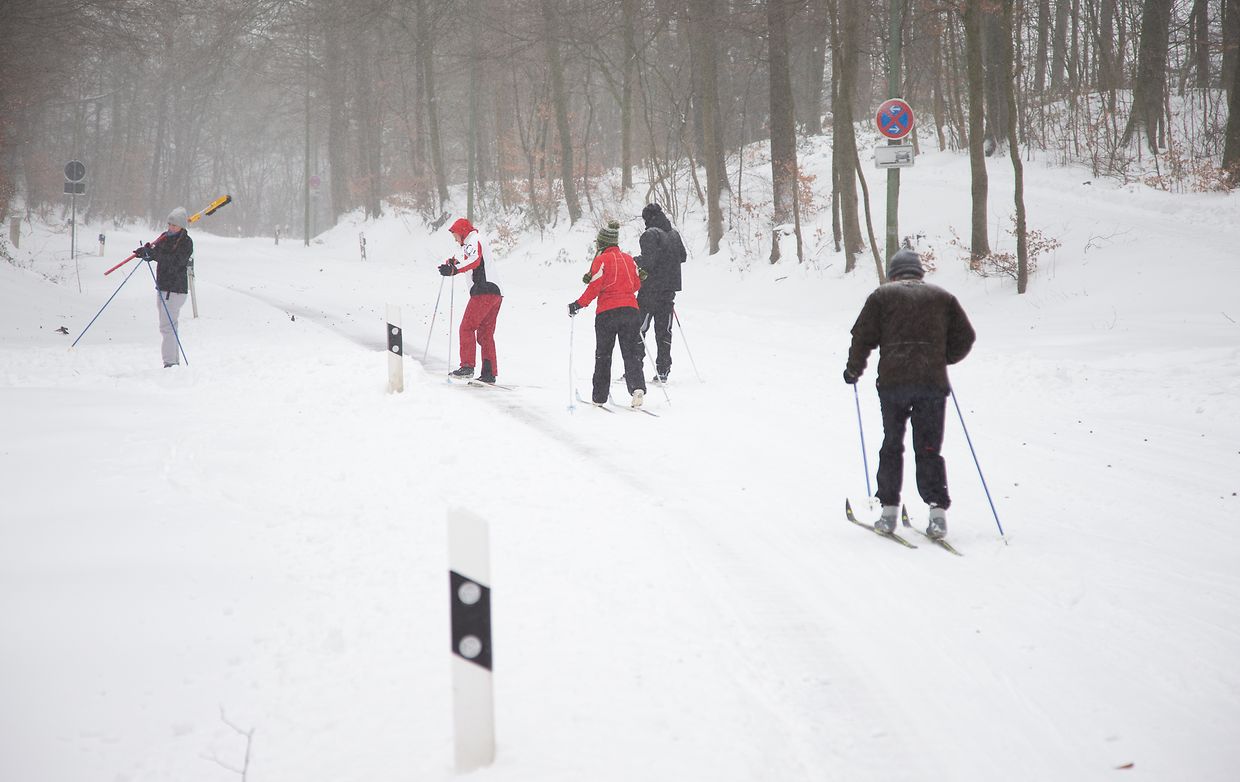 Das Winterwetter hat den Norden und die Mitte Deutschlands fest im Griff. Schnee und Eis sorgen für massive Verkehrsprobleme, manche haben aber auch ihren Spaß daran.