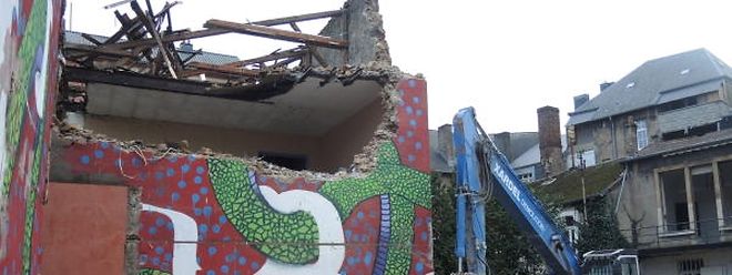 Die Abrissarbeiten am Komplex entlang der Rue Berwart haben begonnen. Ein Teil der Freske mit der zweiköpfigen Schlange Ignoramus ist bereits Geschichte.