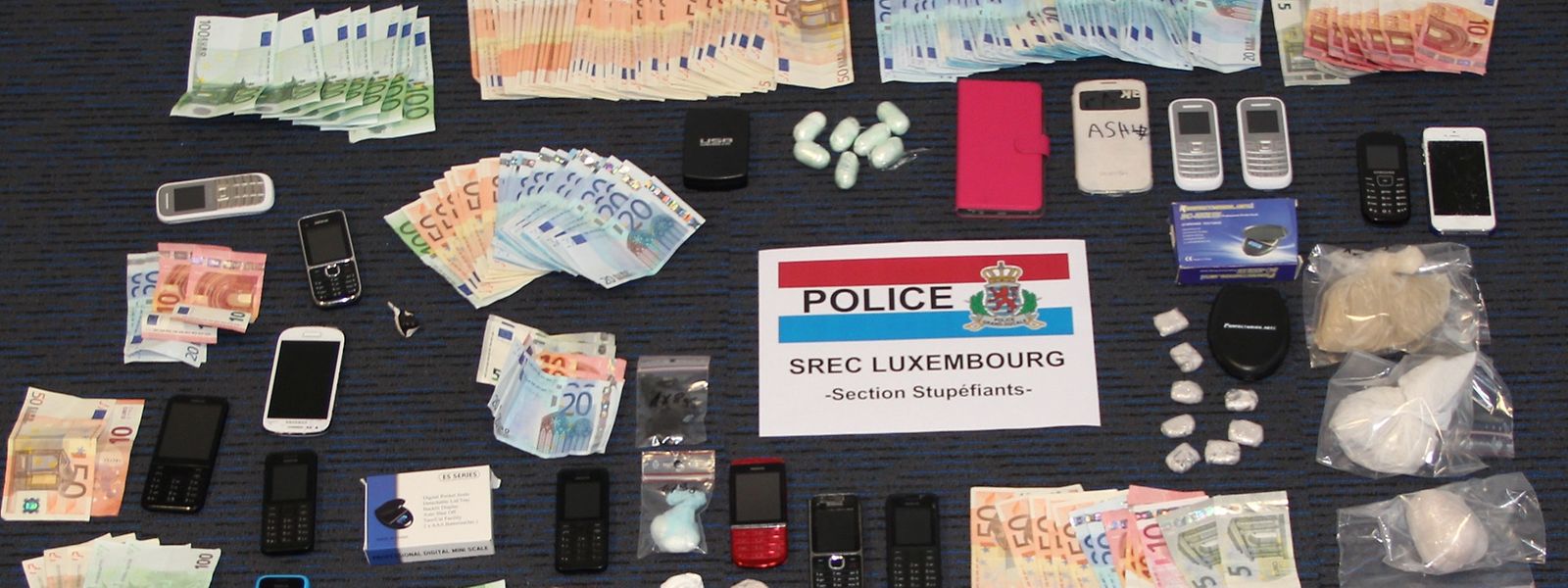 In vier Wohnungen wurde Rauschgift und Bargeld im Wert von 12.000 Euro beschlagnahmt. 