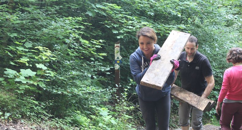Das Holz von zerstörten Brücken und Treppen musste aus dem Wald entfernt werden. / Foto: Guy SEYLER