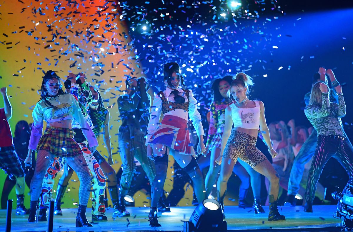 Die Sängerin Dua Lipa tritt während der Brit Awards 2021 in der O2 Arena auf. 