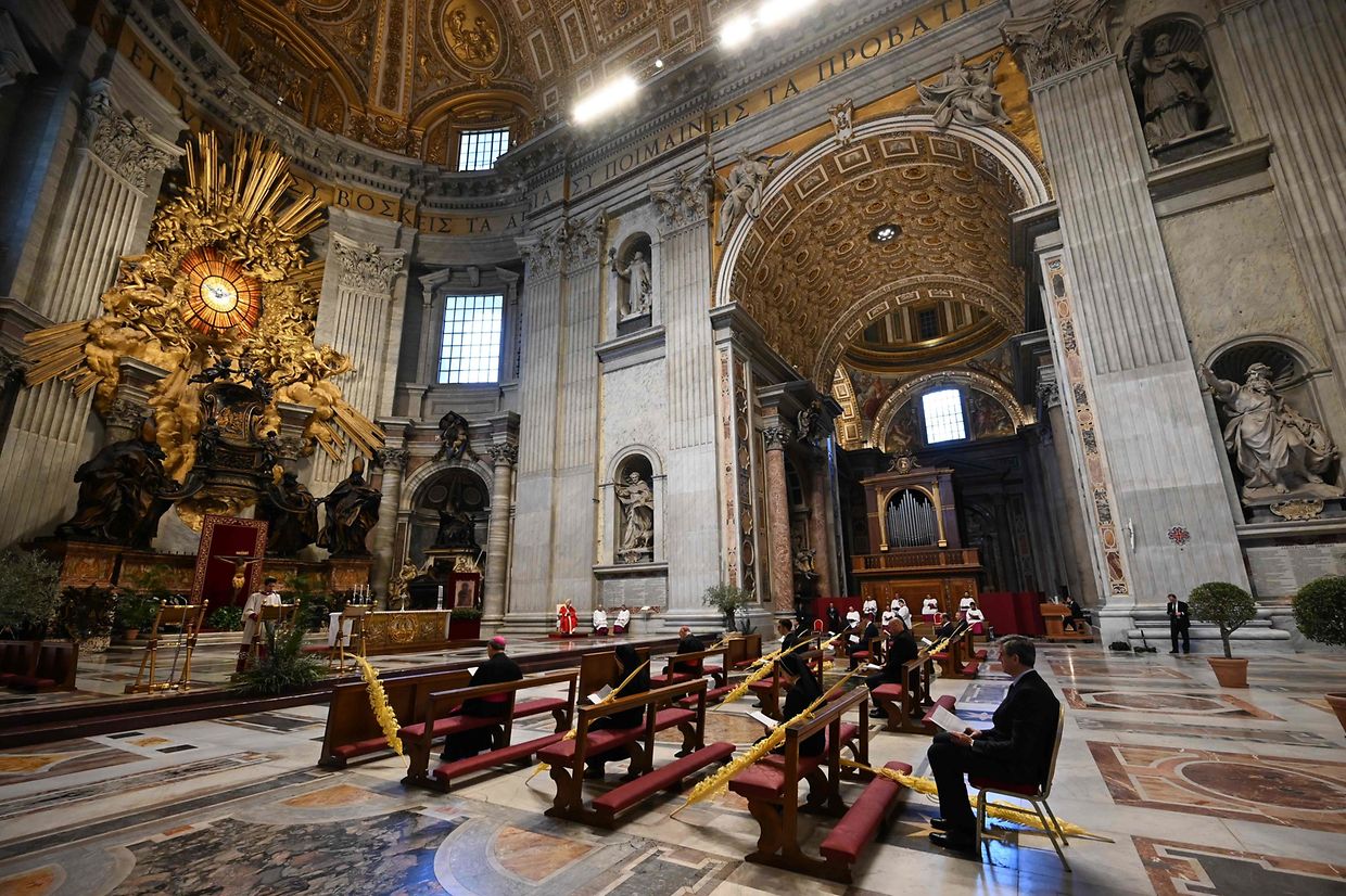 Im Petersdom in Rom feiert Papst Franziskus den Palmsonntagsgottesdienst mit einer überschaubaren Gemeinde.