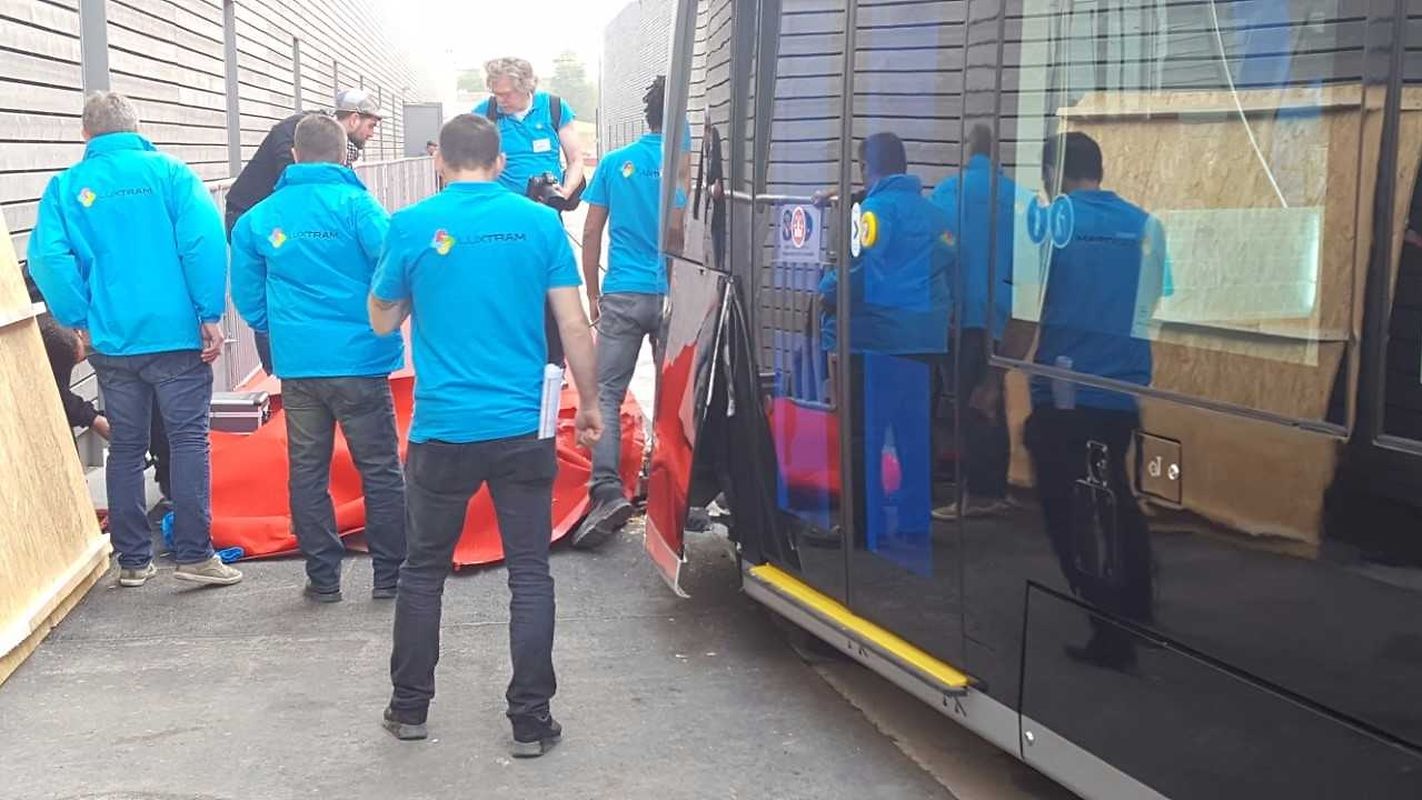 Unglück bei Jungfernfahrt: Tram bleibt am roten Teppich hängen.