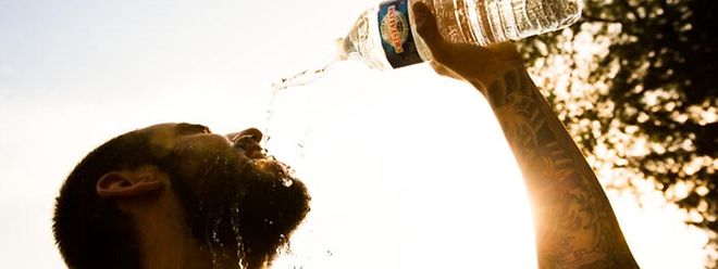 Bei Höchsttemperaturen von 33 Grad sollte man ausreichend trinken.