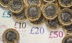 ARCHIV - 26.01.2018, Großbritannien, London: Fünf-, Zehn-, Zwanzig- und Fünfzig-Pfund-Noten sowie Ein-Pfund-Münzen liegen auf einem Tisch. Ein stärkerer Dollar und Zweifel an den Haushaltsplänen von Premierministerin Truss haben das britische Pfund am Montag auf ein Rekordtief gedrückt. (zu dpa «Britisches Pfund fällt auf Rekordtief - Zweifel an Staatsfinanzen») Foto: Dominic Lipinski/PA Wire/dpa +++ dpa-Bildfunk +++