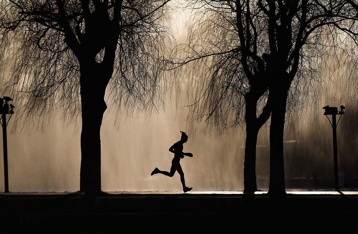 In der Liaoning-Provinz gilt das Weihnachtsbaden als Tradition. Damit sie nicht unterkühlen, bleiben die Schwimmer in Bewegung.