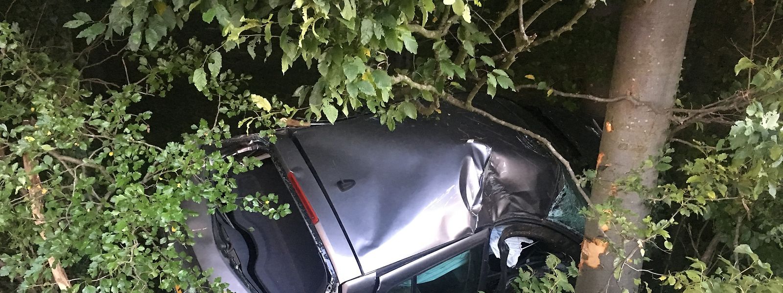 Die Autofahrerin konnte leicht verletzt aus ihrer misslichen Lage befreit werden. 