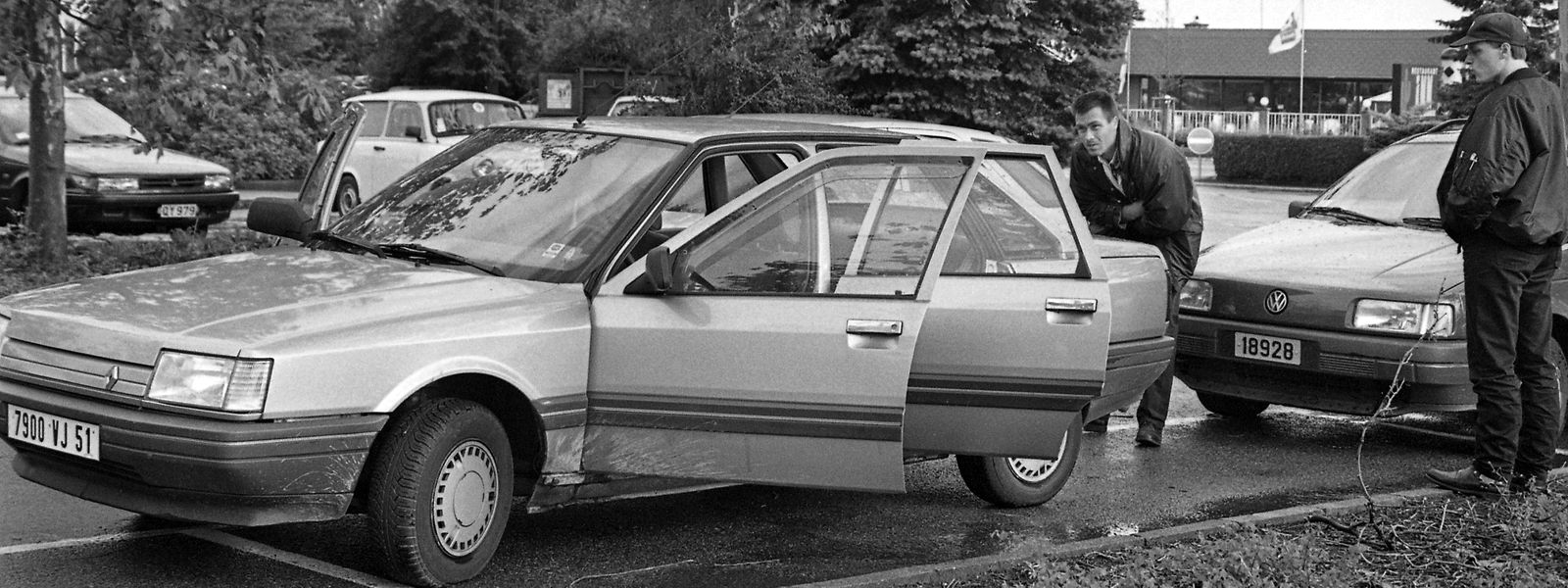 Faserspuren aus dem Fluchtwagen passen zu Kleidungsstücken mit DNS-Anhaftungen des Angeklagten. 