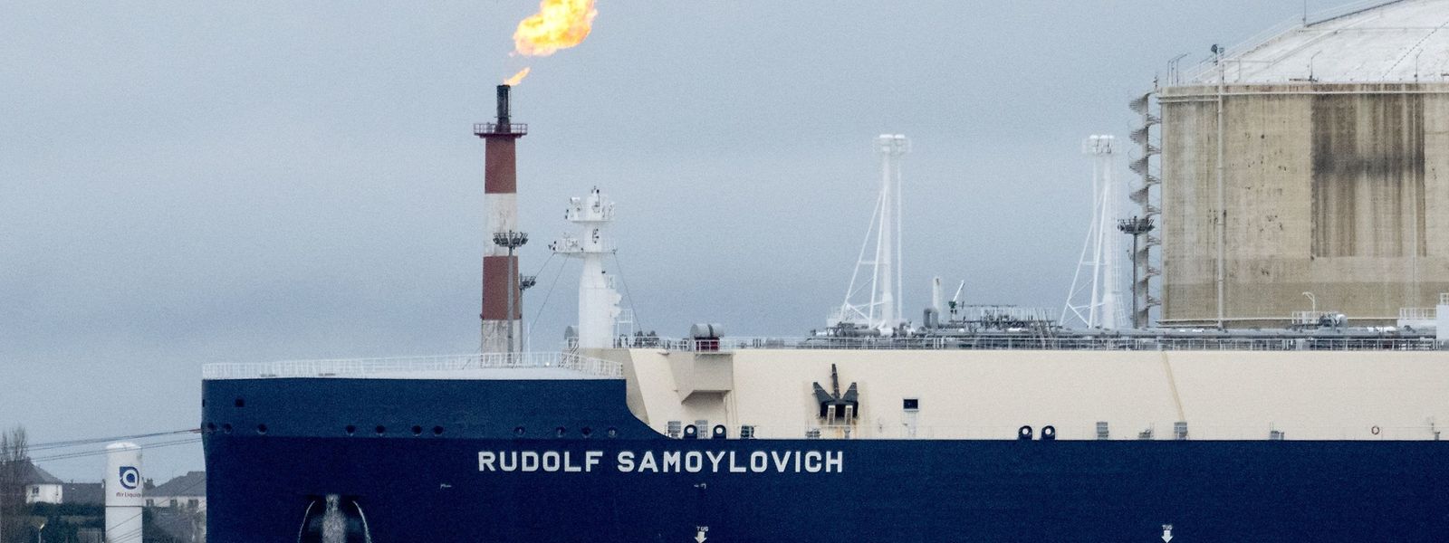 LNG-Tanker Rudolf Samoylovich bei Saint-Nazaire in Frankreich.