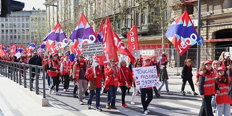 More than 1,500 march against pay rise delay - Vimarsana News