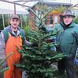 Ex-Stahlarbeiter Bert Wilmes (rechts) verkauft seit 1981 Weihnachtsbäume.