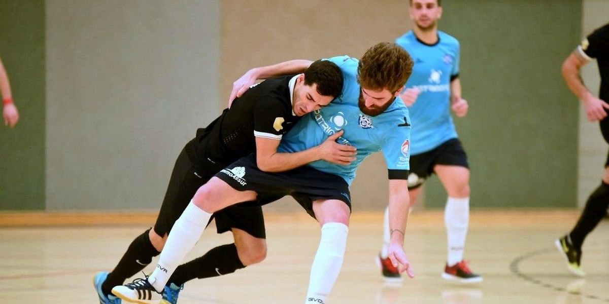 L'US Esch de Diogo Pereira (en bleu) et le FC Differdange 03 de Gabriel Fernandes ne se sont pas lâchés d'une semelle (4-4)