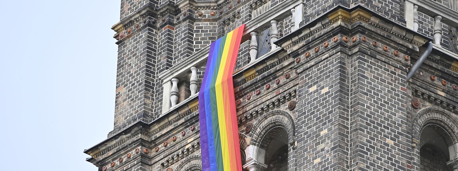 Aus Protest gegen das Nein der vatikanischen Glaubenskongregation zur Segnung homosexueller Partnerschaften wurde eine Regenbogenfahne an der Wiener Pfarrkirche Breitenfeld angebracht.