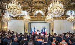 French President Emmanuel Macron (C) addresses Paris fire Brigade BSPP's staff and other emergency workers at the Elysee presidential Palace in Paris on April 18, 2019, during a tribute ceremony to those who saved Notre-Dame de Paris Cathedrale in the devastating blaze three days ago. (Photo by Christophe PETIT TESSON / EPA POOL / AFP)