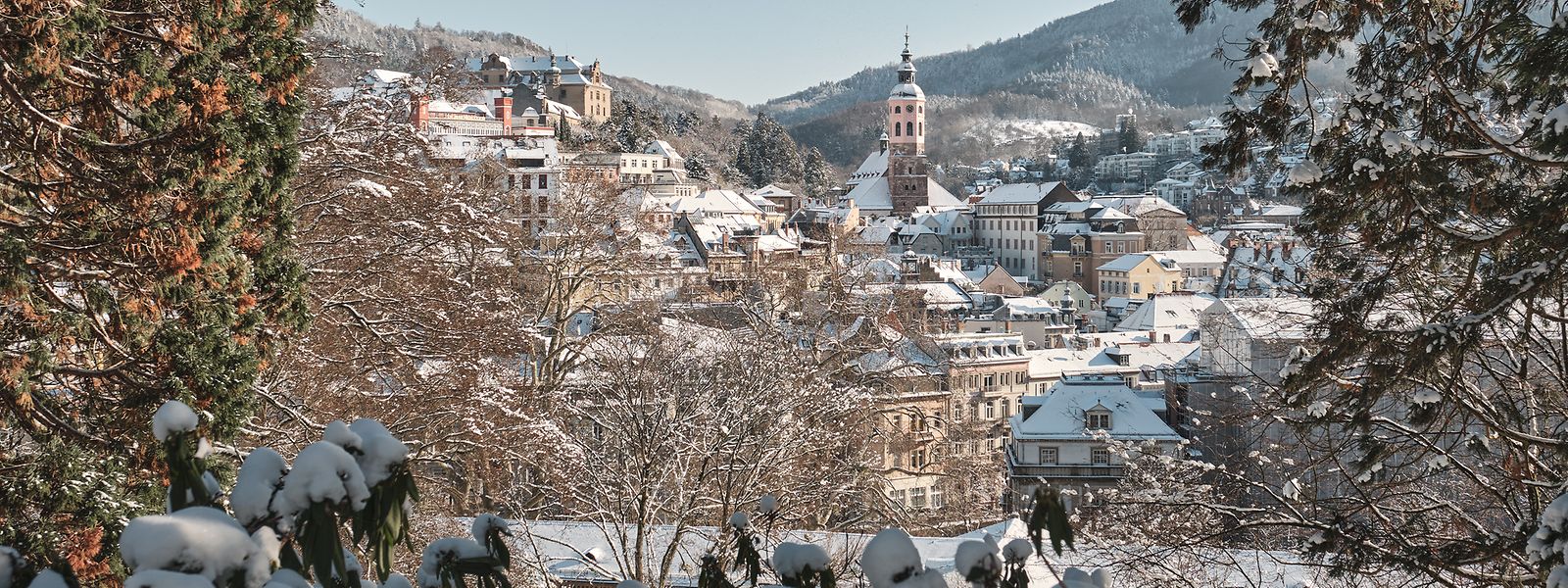 Schneelandschaft: das winterliche Baden-Baden mit der Stiftskirche im Zentrum.  

