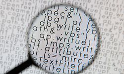 ARCHIV - 24.08.2012, Berlin: ILUSTRATION - Ein Lupe vergrˆﬂert den Quellcode eines Computervirus. (zu dpa "Neuer Geheimdienst-Studiengang in M¸nchen " am 14.01.2019) Foto: Sebastian Kahnert/dpa +++ dpa-Bildfunk +++