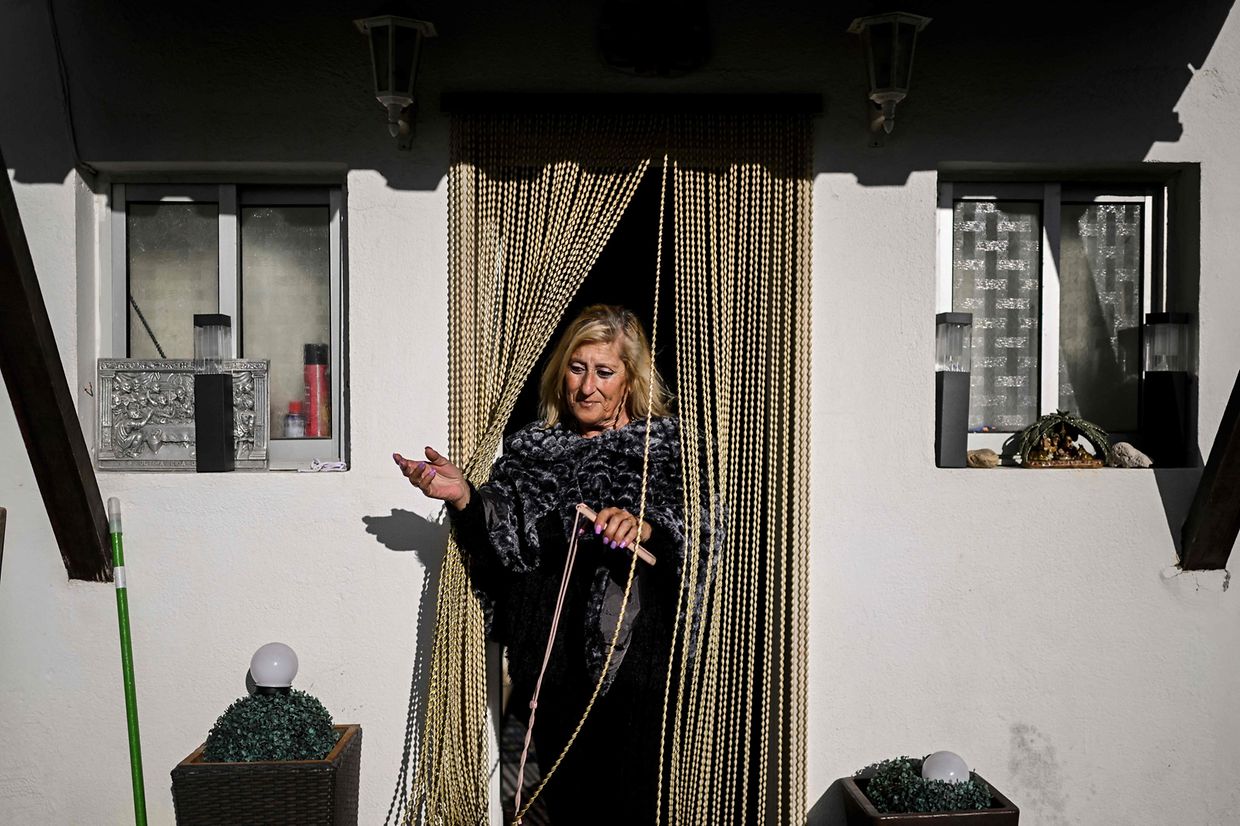 Maria de Jesus Alves Costa, 68 anos, troca o interior da sua casa fria para desfrutar das horas de sol no pátio 