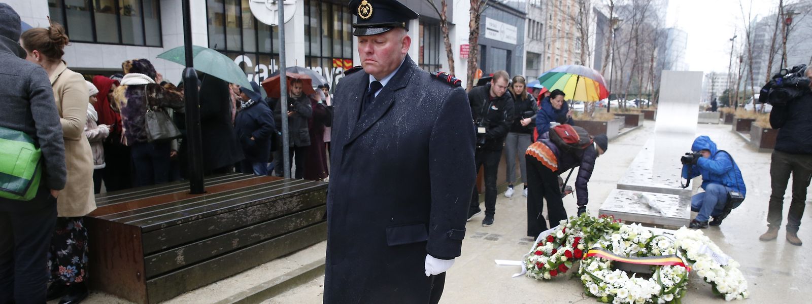 Offizielle nehmen an einer Gedenkzeremonie am Denkmal für die Terroropfer teil.