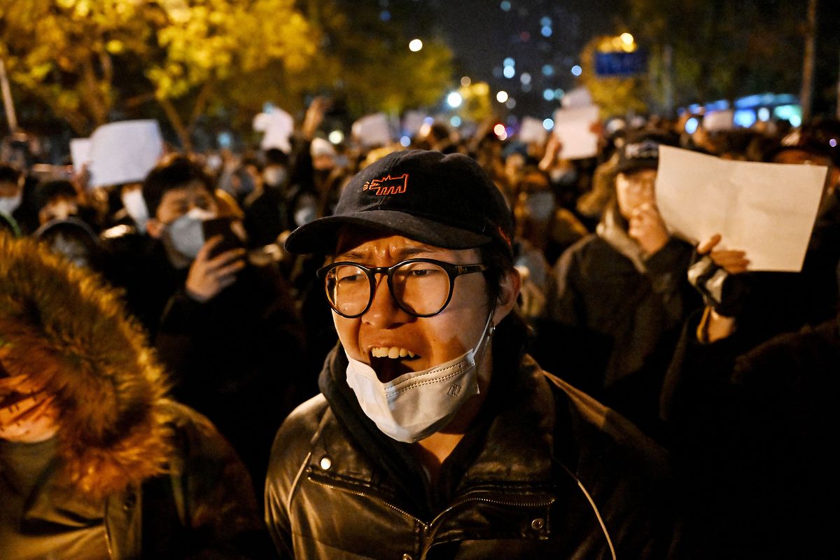 Ein Mann in Peking schreit seinen Ärger und Frust hinaus: In der chinesischen Hauptstadt versammelten sich vor zwei Monaten Tausende, um gegen die Corona-Politik der Regierung zu protestieren.