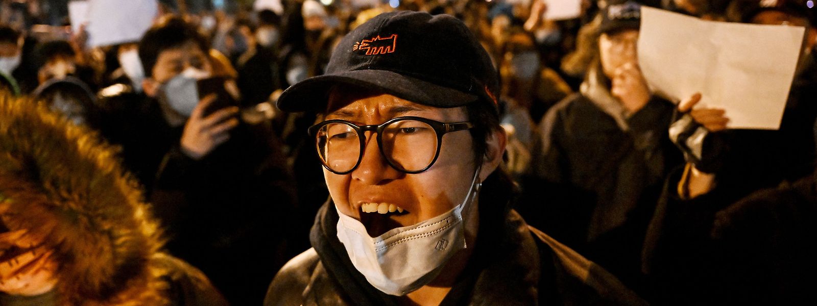 Ein Mann in Peking schreit seinen Ärger und Frust hinaus: In der chinesischen Hauptstadt versammelten sich Tausende, um gegen die Corona-Politik der Regierung zu protestieren.