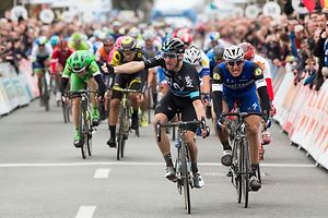 Elia Viviani plus véloce que Marcel Kittel dans les 50 derniers mètres