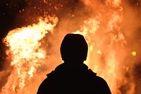 A maioria das pessoas arguidas e condenadas por incêndio eram homens (91%), situando-se a média de idades nos 44 anos.