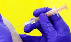 08.02.2021, Großbritannien, Leeds: Eine Person wird im Impfzentrum Elland Road mit dem Astrazeneca-Impfstoff gegen das Coronavirus geimpft. Foto: Danny Lawson/PA Wire/dpa +++ dpa-Bildfunk +++