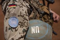 ARCHIV - 06.04.2016, Mali, Gao: Ein Bundeswehrsoldat steht mit seinem UN-Helm im Camp in Gao.     (zu dpa "Mindestens 13 Verletzte bei Anschlag auf deutsche UN-Soldaten in Mali") Foto: Michael Kappeler/dpa +++ dpa-Bildfunk +++