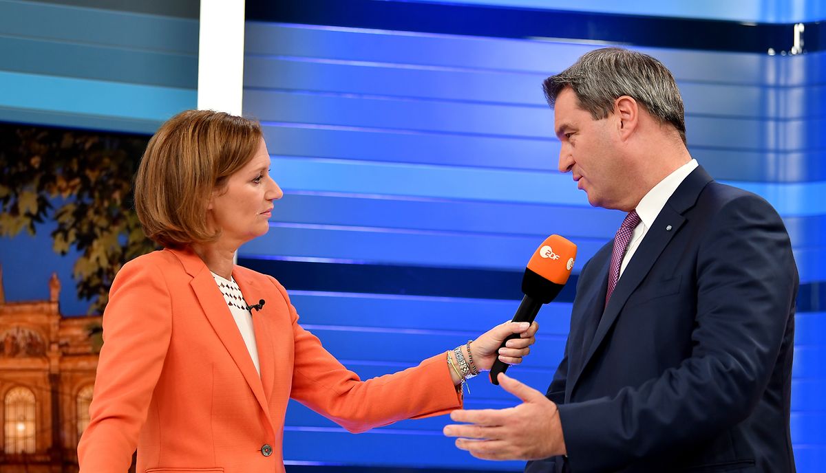 Markus Söder (CSU), Ministerpräsident von Bayern, gibt der ZDF-Journalistin Bettina Schausten ein Fernsehinterview zur Landtagswahl in Bayern.