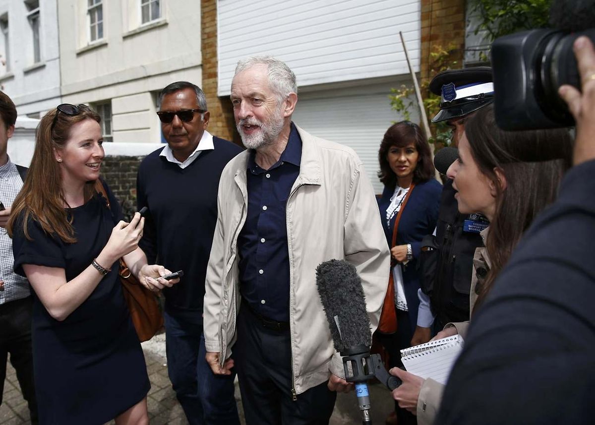 Jeremy Corbyn am Sonntag vor seinem Haus in London. 